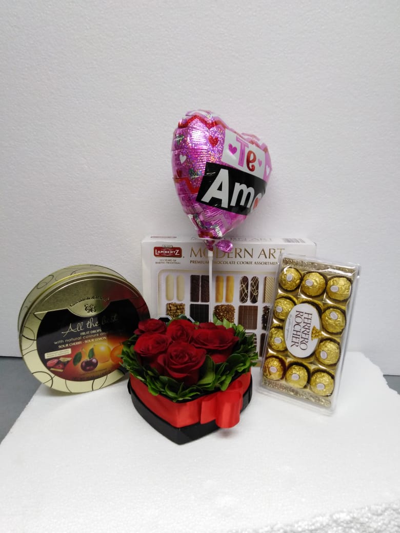  Caja coraz�n con 6 Rosas m�s Bombones Ferrero Rocher 150grs, Galletas 500grs, Caramelos Mix 400grs y Globito 